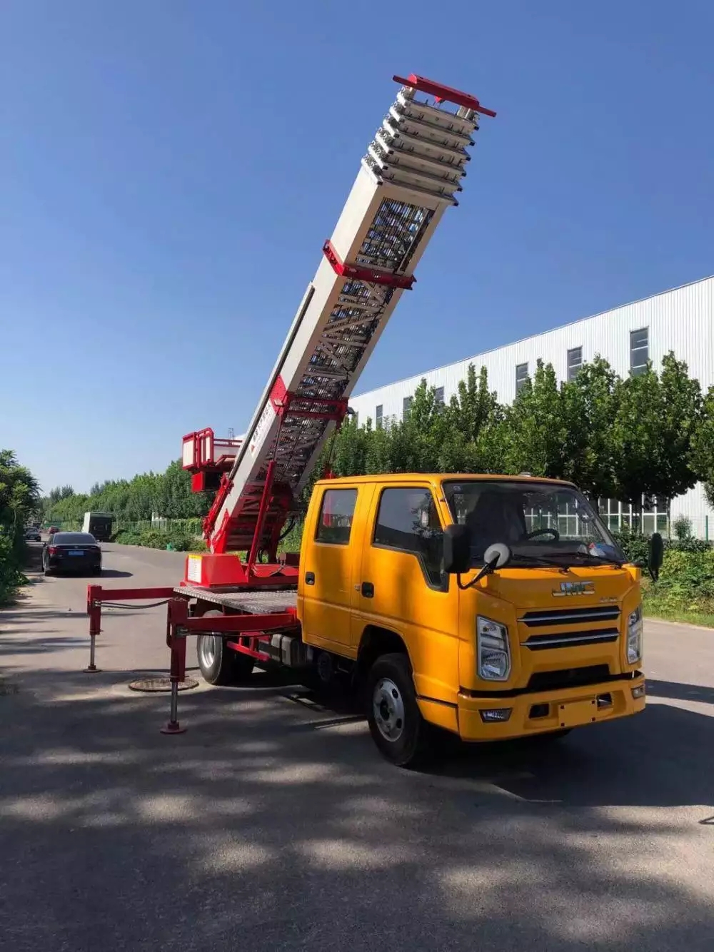 岚山附近的云梯车出租服务：轻松解决高空作业需求